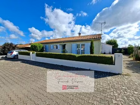 a vendre en exclusivité aux herbiers  maison plain-pied de 91 m2 avec 3 chambres et 1 bure