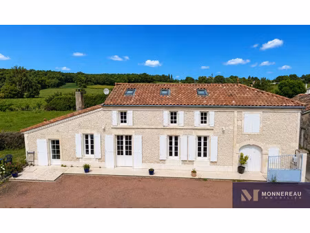maison en pierre avec garage et jardin