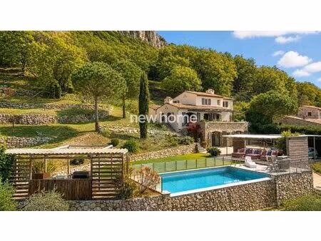 villa avec vue mer et piscine  au calme à deux pas du village