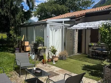 urgent rare : vente petite maison de ville plein centre de saint egrève f3 + dépendances p