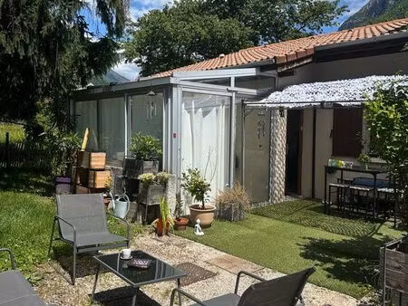 urgent rare : vente petite maison de ville plein centre de saint egrève f3 + dépendances p