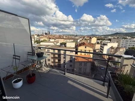 t2 67 m² – dernier étage + balcon – vue cathédrale & puy-de-dôme – cave 14 m²