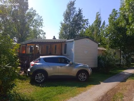 mobil home récent avec terrasse et environnement paysagé