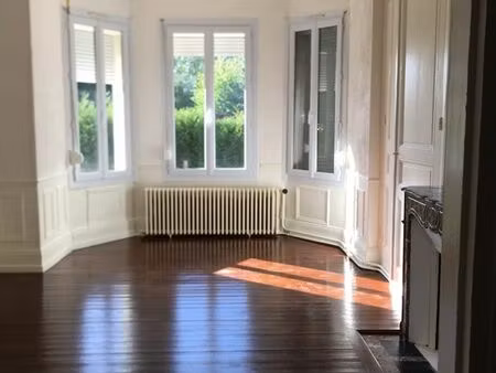 maison individuelle avec garage et jardin