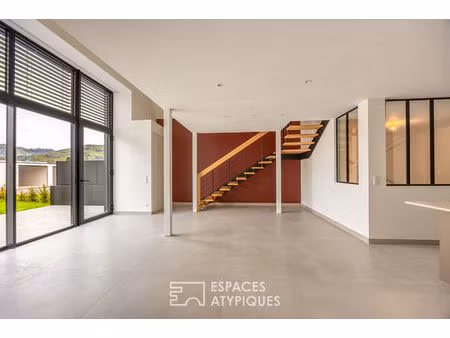 loft contemporain en duplex et sa terrasse dans une ancienne friche industrielle