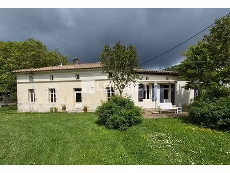 maison 2 chambres avec garage  dépendances et terrain au calme