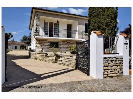 maison à vendre 8 pièces aigondigne (79): maison sur 2 niveaux aménagés  3 chambres  grand