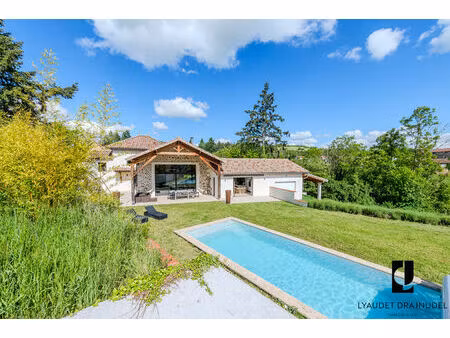 propriété de caractère avec vue exceptionnelle  piscine et vaste dépendance sur plus de 13
