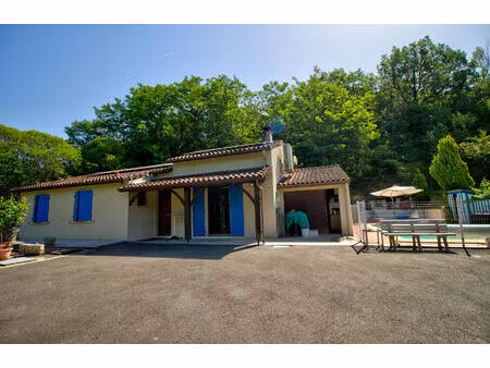 maison plain-pied de 125m² composée de 3 chambres avec garage  piscine  et jardin.