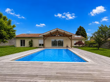 maison familiale 3 chambres avec piscine  au calme et proche