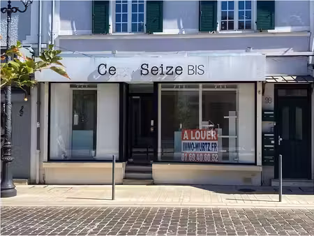 local commercial de 47 m² à louer en centre-ville avec vitrine