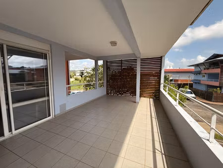 spacieux t2 de 51 m² avec superbe varangue de 21 m² - rémire-montjoly