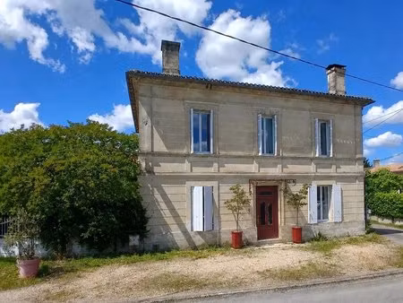 maison en pierre de 8 chambres  3 maisons d'amis  piscine et potentiel de revenus