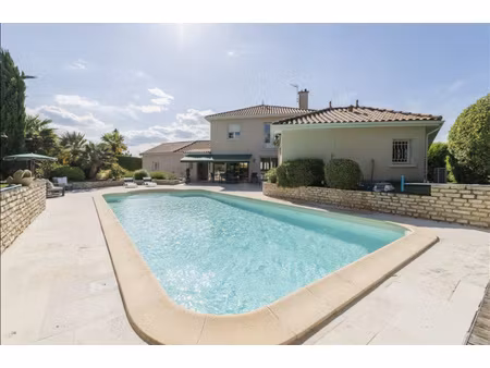 maison d'architecte de 243 m2 avec piscine et jardin de 1450 m2 à buxerolles -poitiers.