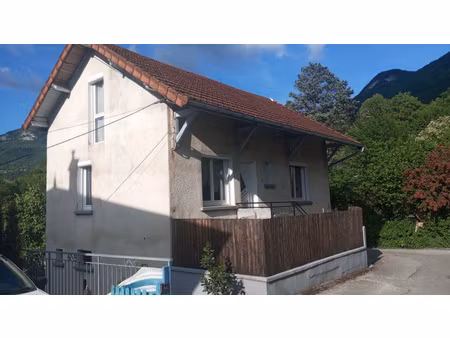 st jean de chevelu maison de 80 m² avec garage cour