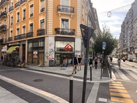 location local commercial 95m² grenoble 38000