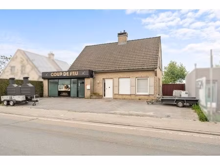 centraal gelegen handelspand met parking  woonst  garages en veel potentieel