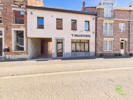 handelspand met woonst en uitzonderlijk potentieel in het centrum!
