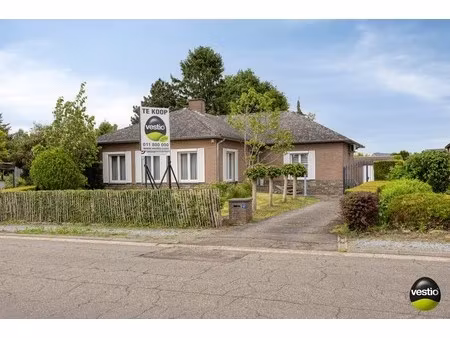 gelijkvloerse woning met 3 slk op 17a89ca nabij centrum bilzen.