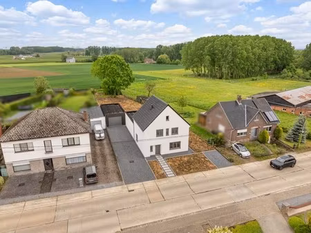 totaal gerenoveerde woning op een perceel van 11are