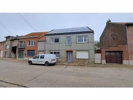 gezinswoning met 4 slaapkamers  garage en grote tuin.
