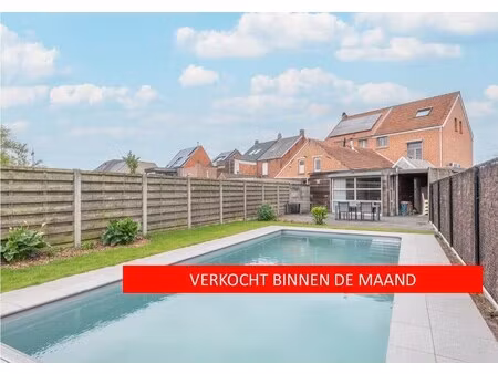verrassend ruime  onderhouden woning met zwembad en bijhuis.