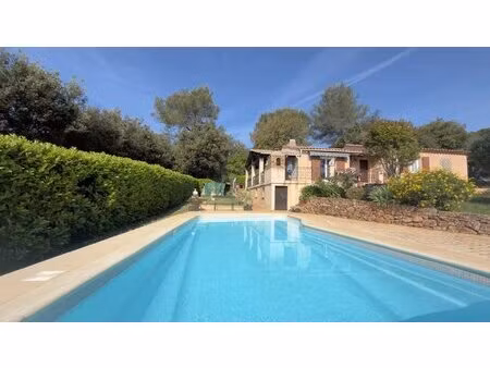 vallbone villa 4 pieces avec une piscine