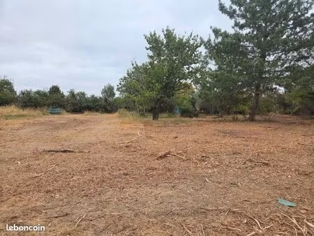 terrain 550 m² roquettes