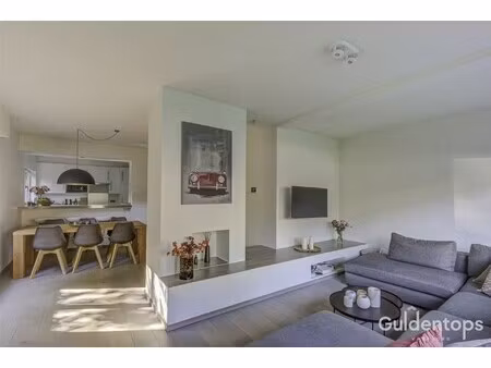 modern ruim gelijkvloers (2 slk) appartement met ruime tuin