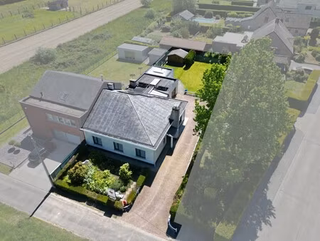 rustig gelegen  halfopen bungalow met véél potentieel!