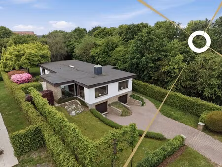 statige gelijkvloerse villa op een ruim perceel met 3 slaapkamers op gunstige locatie te s