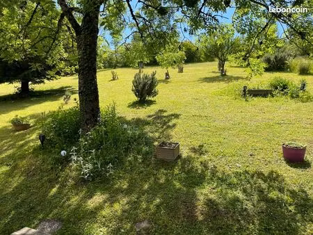 terrain de loisirs avec bâtiment rénové – 3 000 m² avec terrasse et arbres fruitiers
