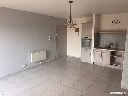 grand t2 lumineux avec 2 strationnement