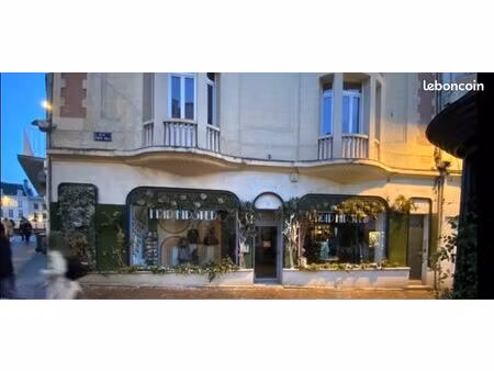 local plein centre avec très grandes vitrines