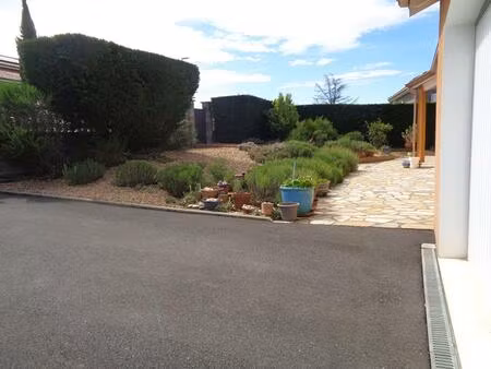 jumeaux(63)  maison plain pied de 90 m2 habitables  3 chambres sur 882 m2 de terrain