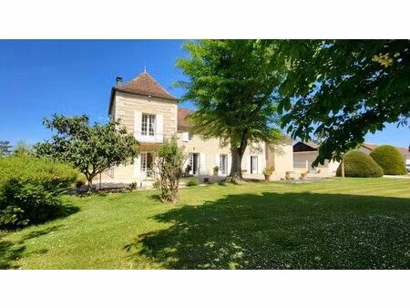proche bergerac demeure en pierres  gite et dépendances 17 pièces sur parcelle de 23000...