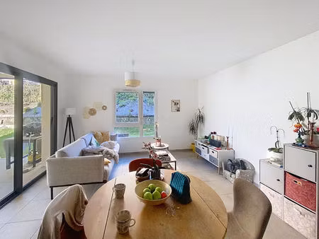 exclusivite ! appartement récent yssingeaux en rdc avec petit extérieur   garage et statio