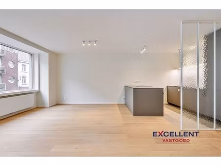 volledig gerenoveerd 2-slaapkamer appartement centrum deinze te huur