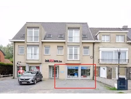 commercieel gelegen kantoor of winkelruimte met 2 parkeerplaatsen