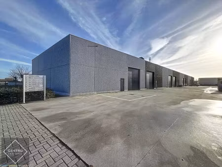 recente instapklare loods van 454m² te huur met 2 sectionale poorten en 4 parkeerplaatsen 