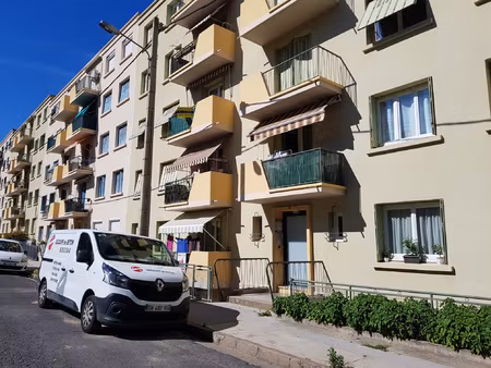 appartement t4 avec balcon  cave & parking résidence les c