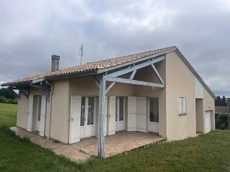 maison de plain-pied avec garage et jardin.