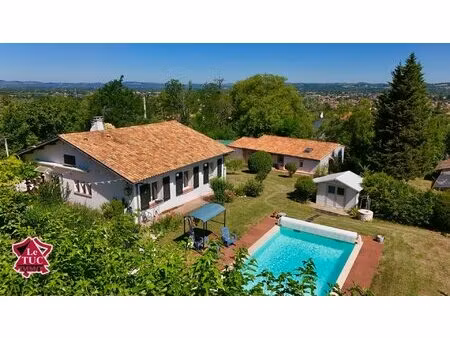 maison de plain pied avec gîte et piscine chauffée.