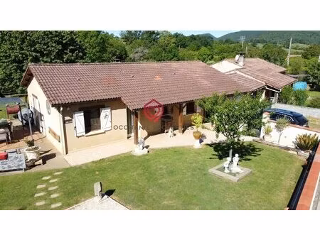 villa t4 avec jardin aménagé et clôturé