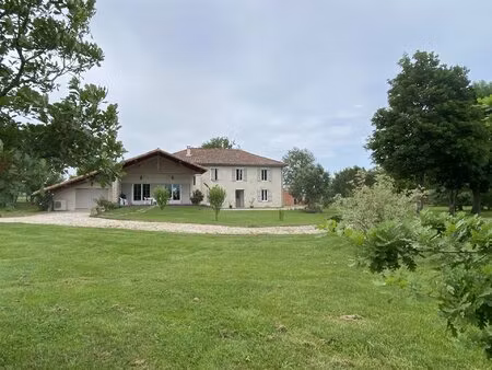 mondavezan  belle ferme rénovée t5  vue pyrénées sur 7632m²