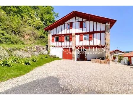 à vendre sare  à 25 minutes de saint-jean-de-luz - rare ferme basque entièrement rénovée