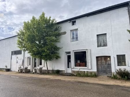 vaste maison en pierre
