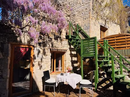 maison de village de 3 chambres avec cour secrète et terrasse dans une ruelle calme près..