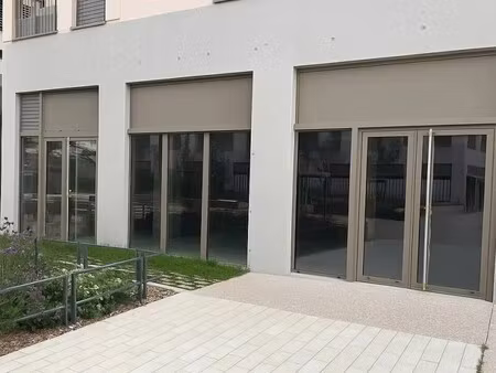 location commerce dardilly 69570 120m²