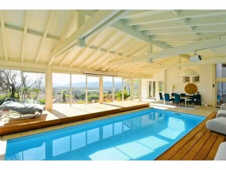 240m² - 4 chambres - piscine intérieure - parcelle de 1533m²